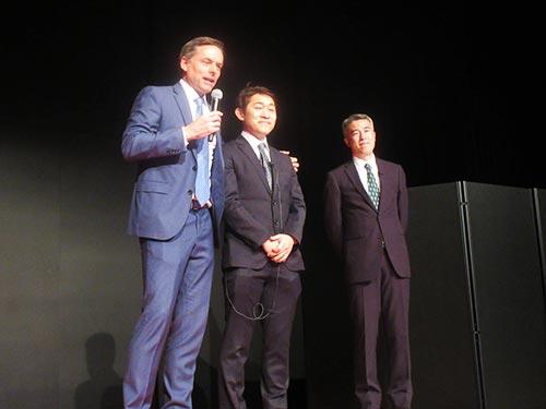 （写真左から）キックオフミーティングで登壇するジョン・Ｒ・ワズワースＣＢＯと勇史行ゼネラルマネージャー、ニューエイジジャパン長濱創社長